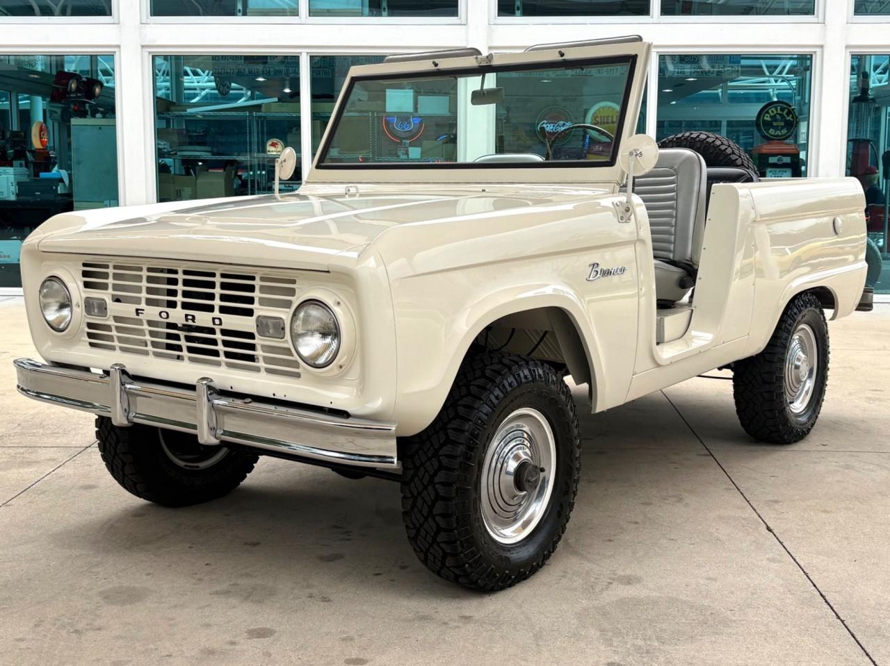 1966 Ford Bronco Base LesAnciennes.com