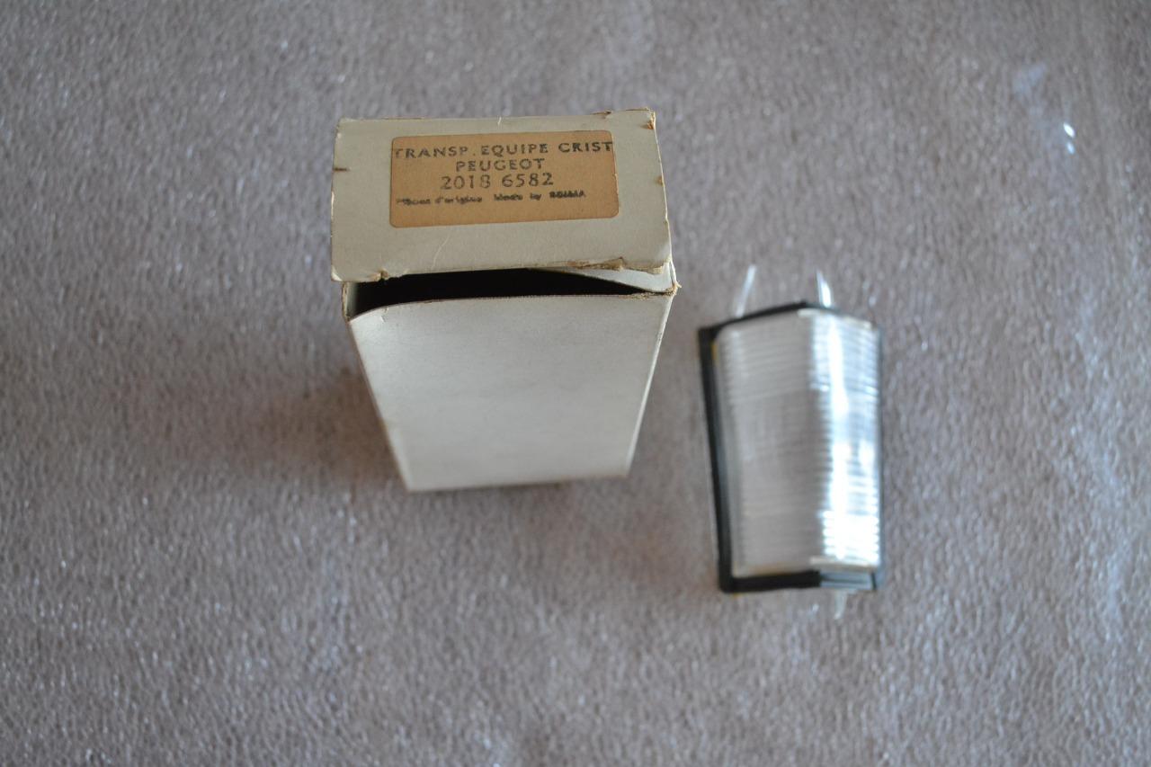 Cabochon feu de recul, blanc, PEUGEOT 404, neuf LesAnciennes.com