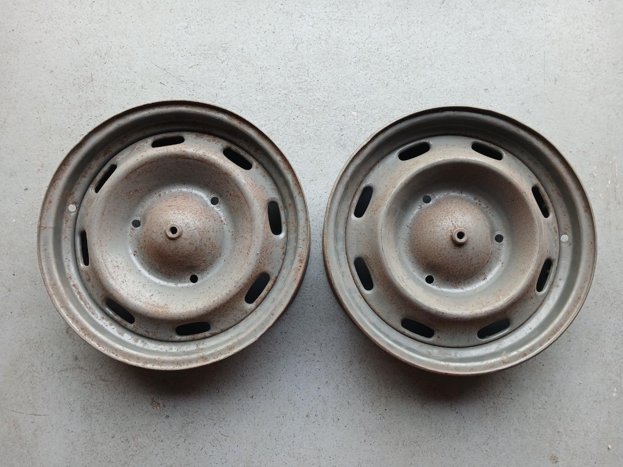 2 jantes RENAULT 8 (R8) LesAnciennes.com