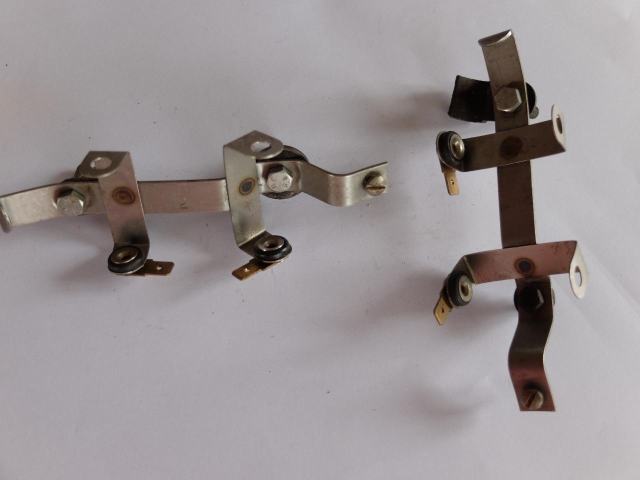 Paire de support pour feux AR Traction LesAnciennes.com