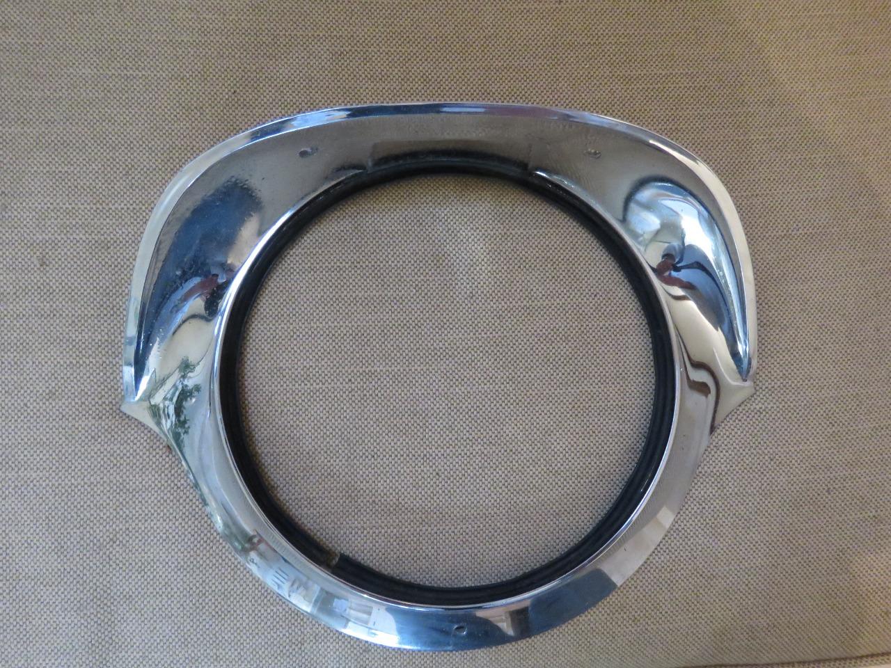 CADILLAC 1954-55 entourage de phare chromé LesAnciennes.com