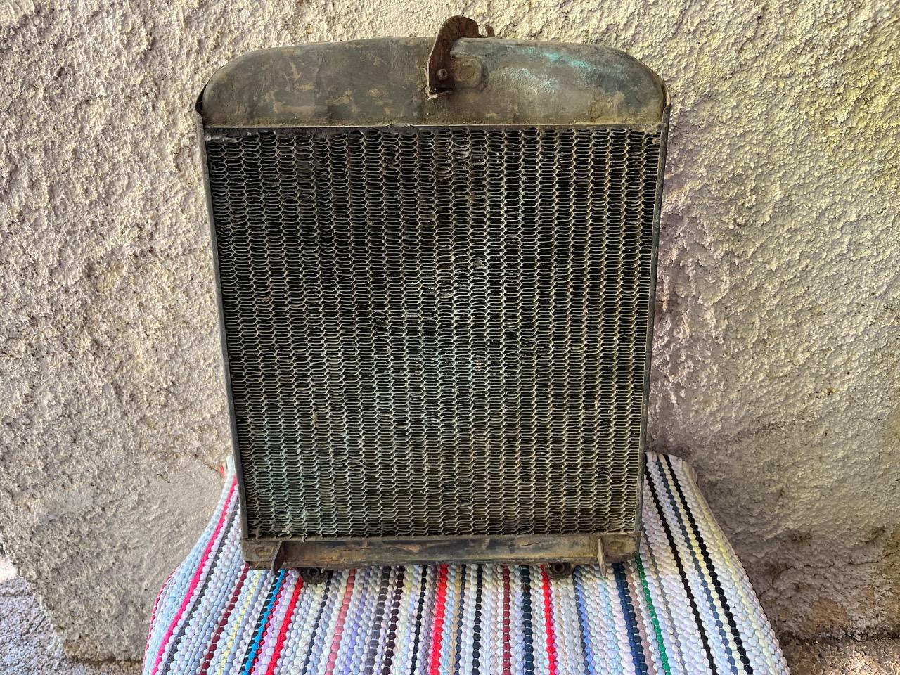 Radiateur pour RENAULT 8 (R8). LesAnciennes.com