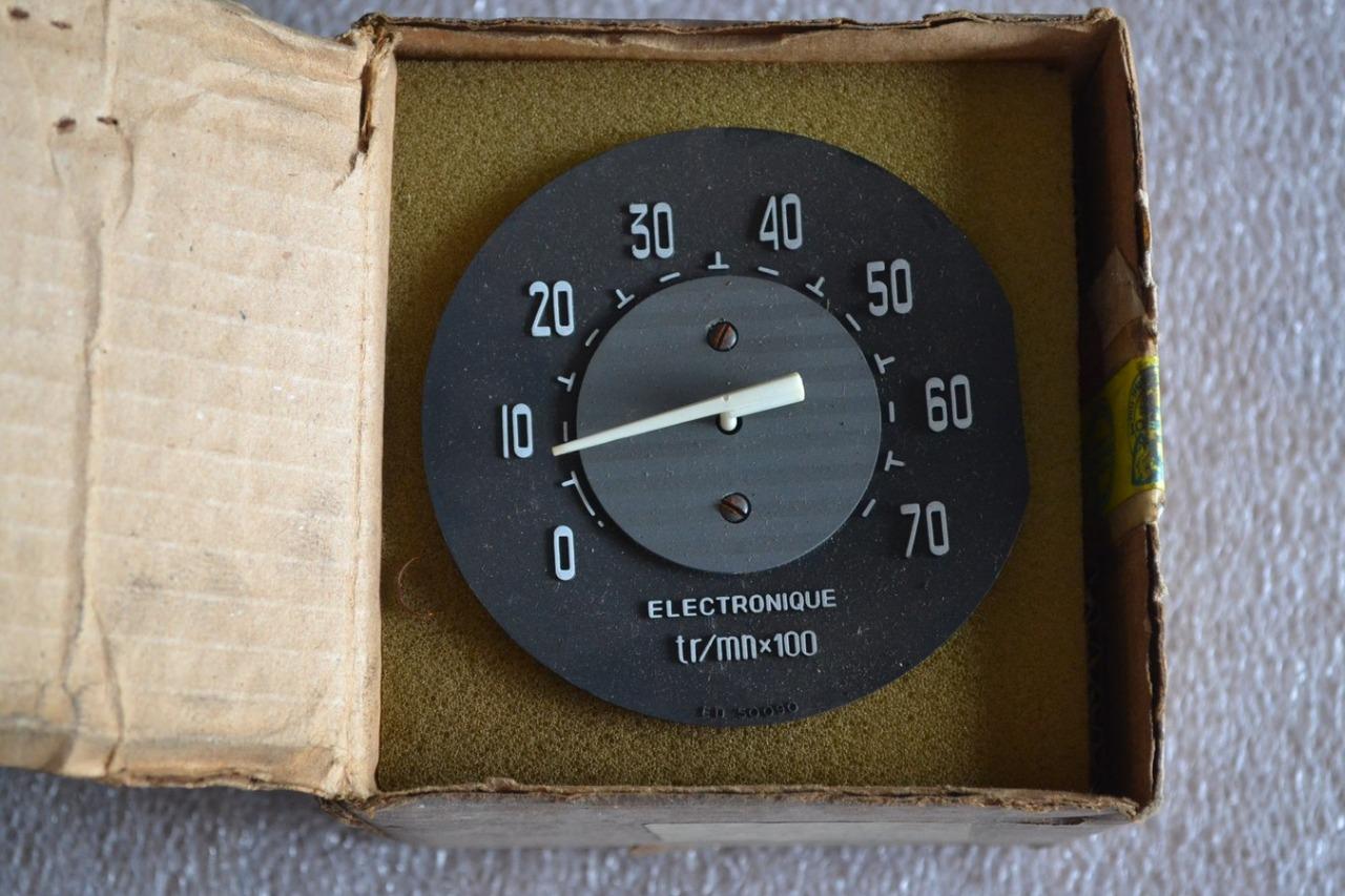 Compte-tours ED Véglia PEUGEOT 504 LesAnciennes.com