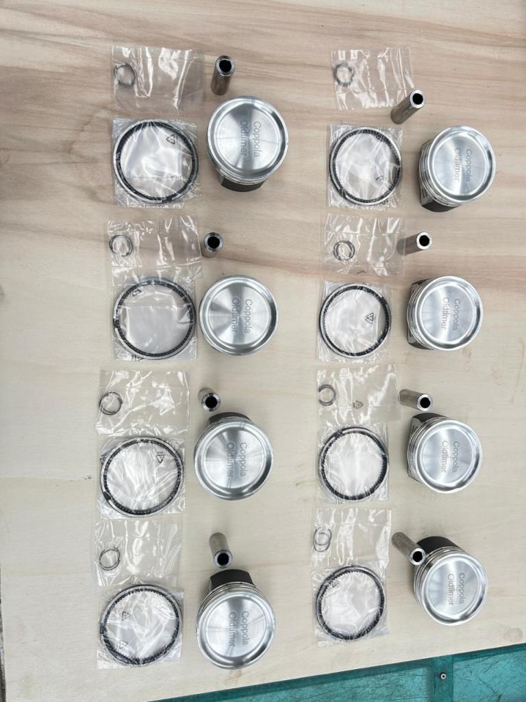 Pistons et segments pour moteur Ferrari 348 LesAnciennes.com