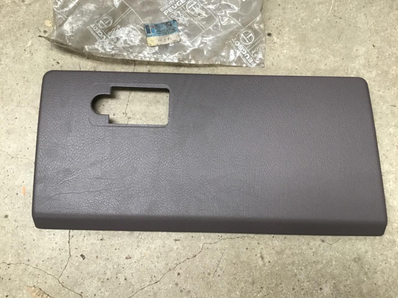 PORTE BOÎTE À GANTS NEUVE PEUGEOT 405 LesAnciennes.com