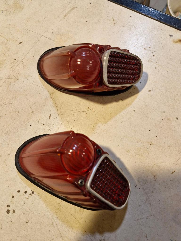 Feu RENAULT 4CV LesAnciennes.com