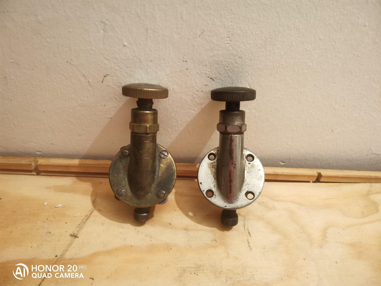 Attaches capot LesAnciennes.com