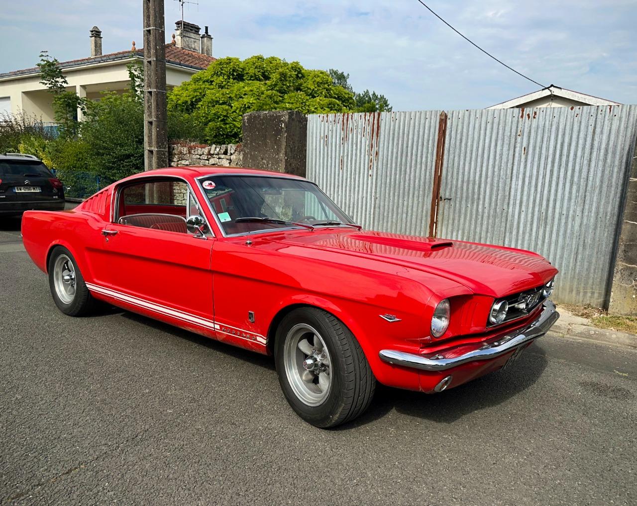 FORD Mustang Fastback - 1965 LesAnciennes.com