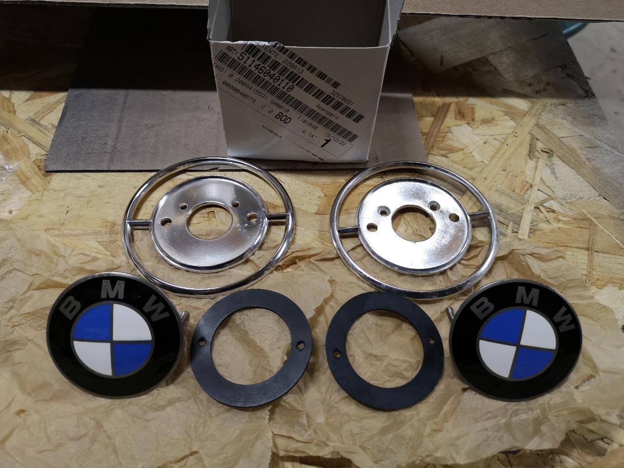 Emblèmes BMW émaillés de custode pour E9/E120 LesAnciennes.com