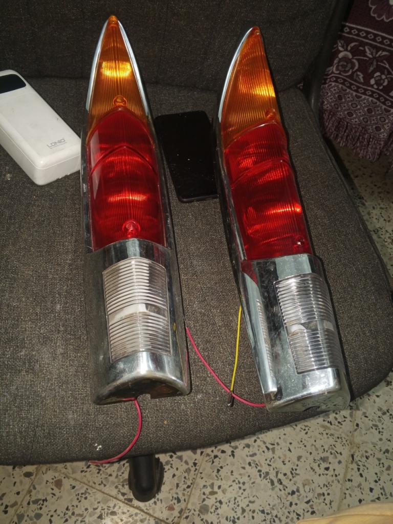 Feux arrieres PEUGEOT 404 Berline LesAnciennes.com