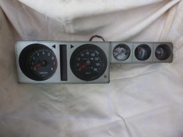 MAZDA 323 :instruments + cpt-tours et manos LesAnciennes.com