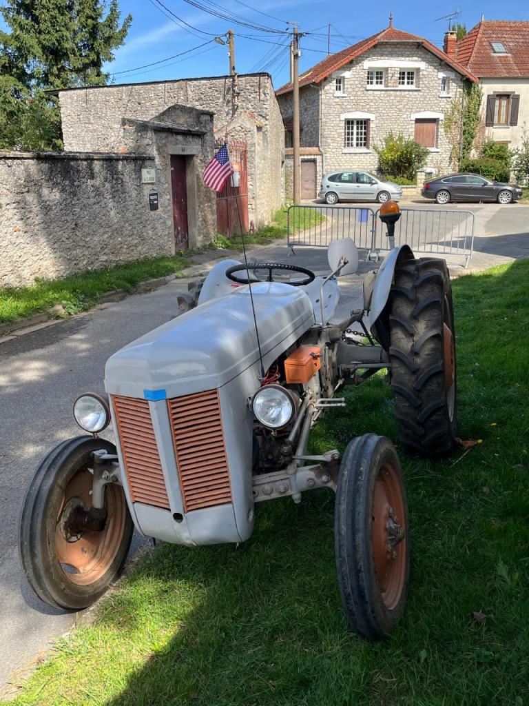 Tracteur Ferguson TEA20 avec remorque LesAnciennes.com