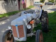 image_0-Tracteur Ferguson TEA20 avec remorque