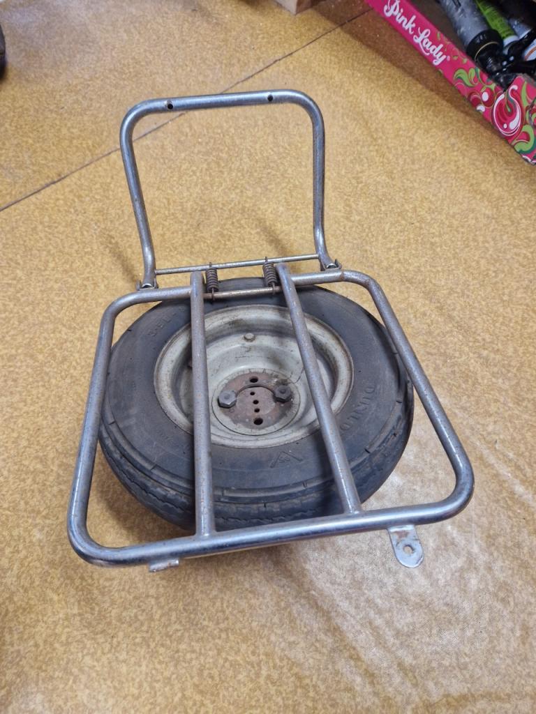 Porte bagages + roue ACMA Vespa LesAnciennes.com