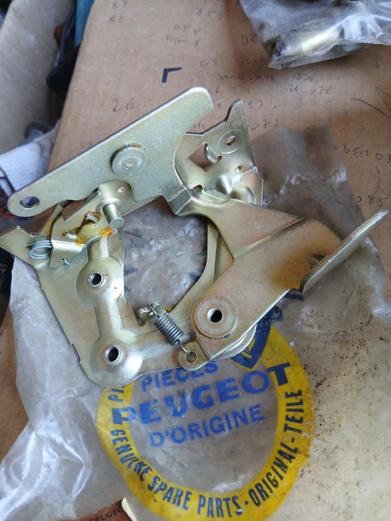 Gache PEUGEOT 204 LesAnciennes.com
