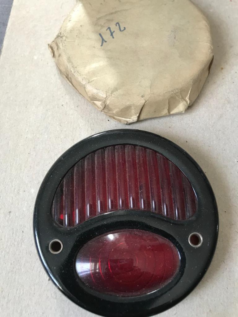 Feu arrière PANHARD FORD LesAnciennes.com