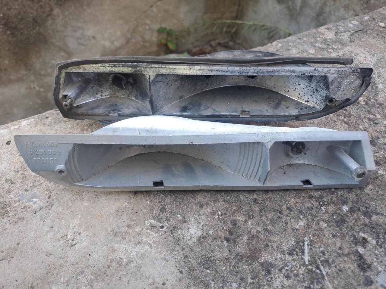 Support clignotant PEUGEOT 504 LesAnciennes.com