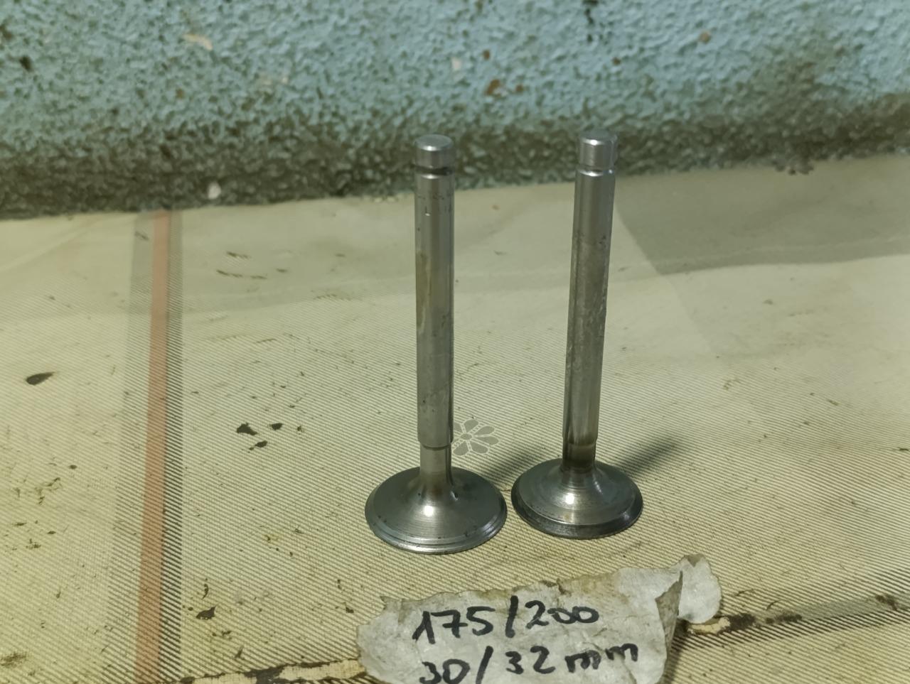 Paire de soupapes d'occasion DUCATI 175 200 LesAnciennes.com