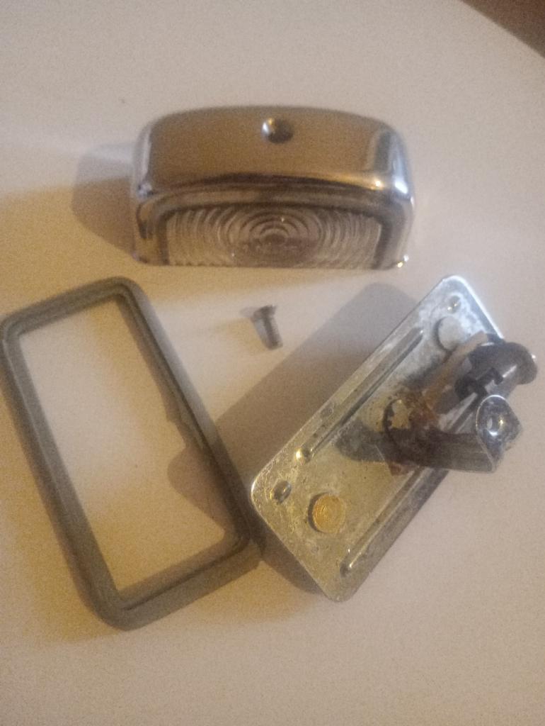 Feu de plaque complet CITROEN DS Break LesAnciennes.com