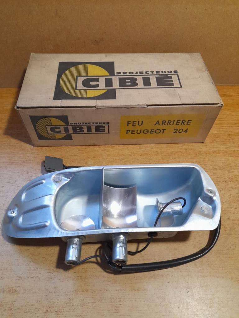 Platine feu arrière gauche Peugeot 204 LesAnciennes.com