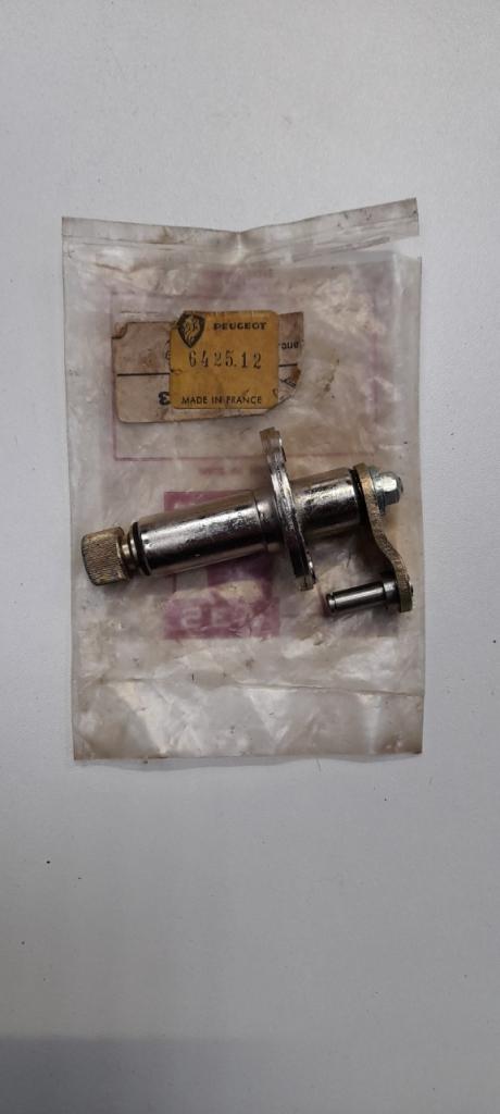 Axe essuie glaces SEV Marshal Peugeot 204 LesAnciennes.com