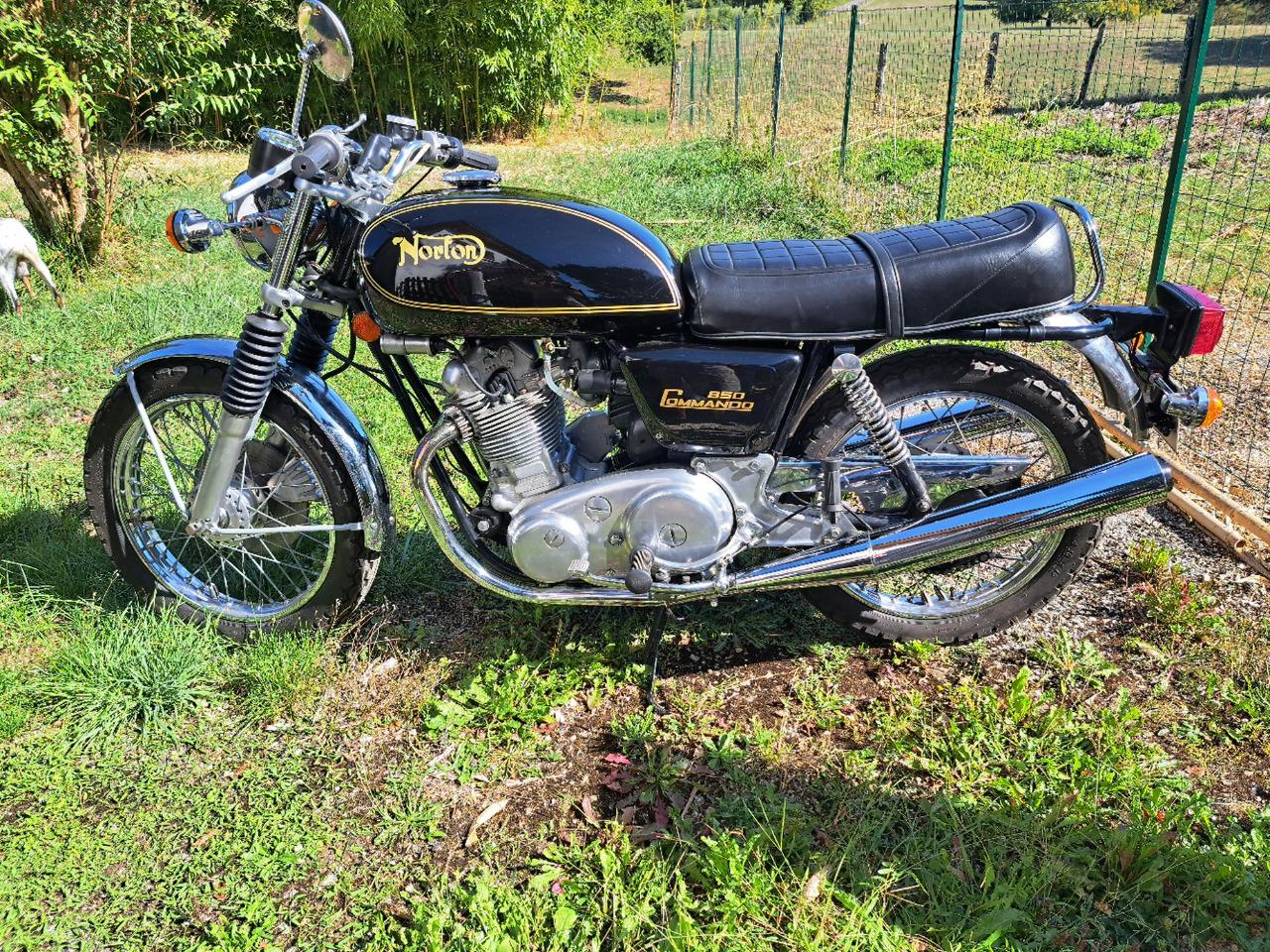 NORTON 850 commando roadster - 1972 LesAnciennes.com
