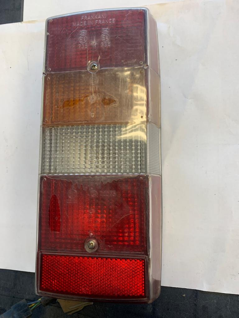 Feu AR Peugeot J9 LesAnciennes.com