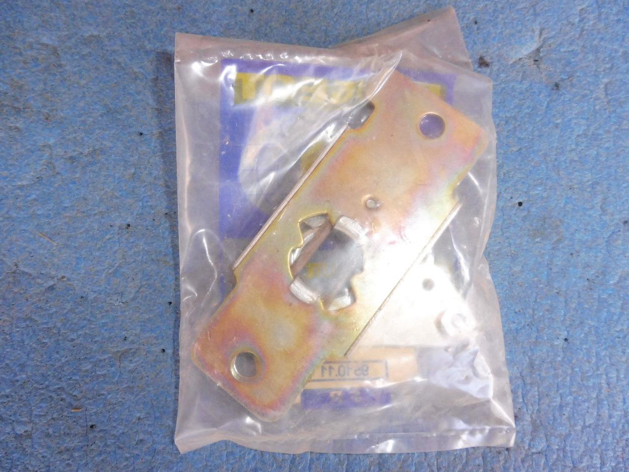 Fermeture capot PEUGEOT 104 LesAnciennes.com