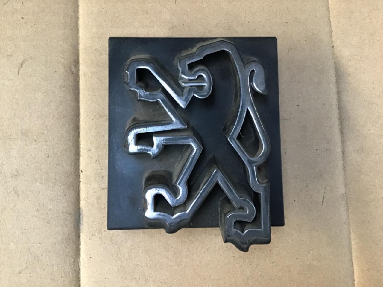 LION DE CALANDRE PEUGEOT 205 GTI. CTI LesAnciennes.com