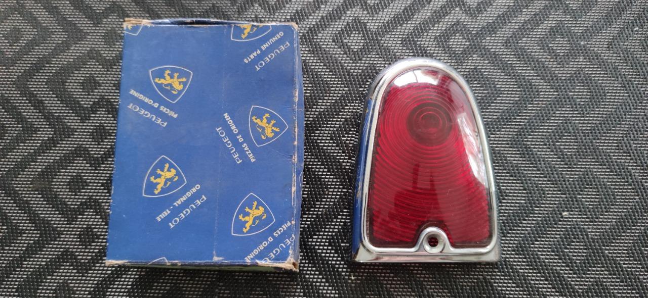 Couvercle feu arrière gauche PEUGEOT 403 LesAnciennes.com