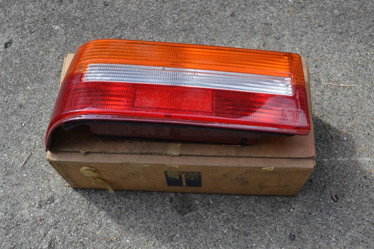 Feu AR G complet PEUGEOT 309 série 1, neuf LesAnciennes.com