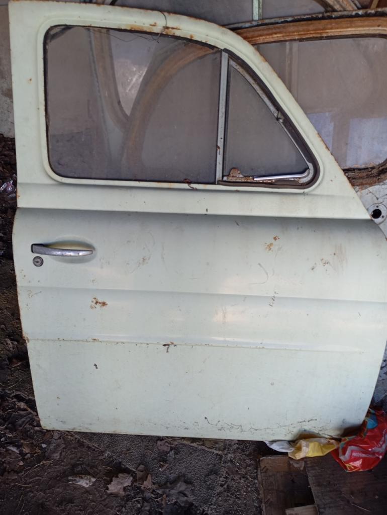 Lot de pièces RENAULT Dauphine LesAnciennes.com