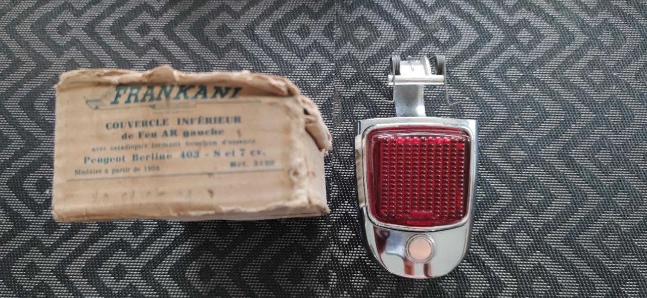 Couvercle inférieur feu arrière gauche PEUGEOT 403 LesAnciennes.com