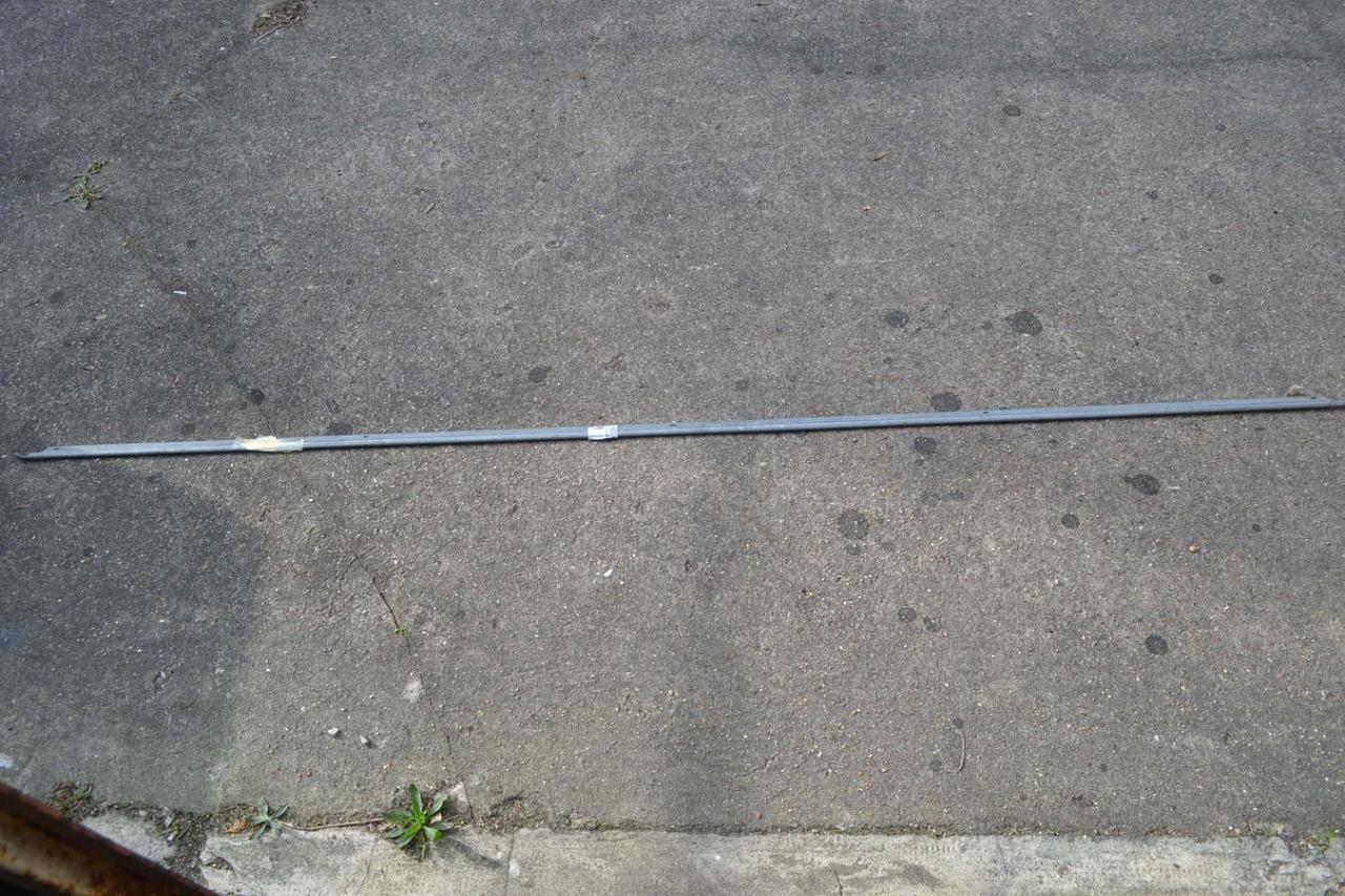 Baguette bas de caisse PEUGEOT 505 BREAK LesAnciennes.com