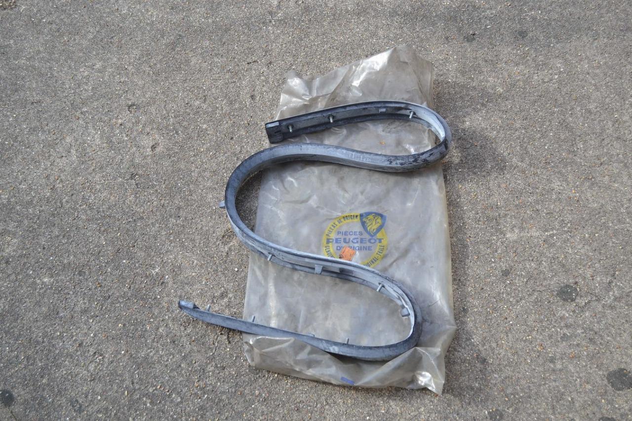 Bandeau caoutchouc pare-chocs AR PEUGEOT 304 neuf LesAnciennes.com