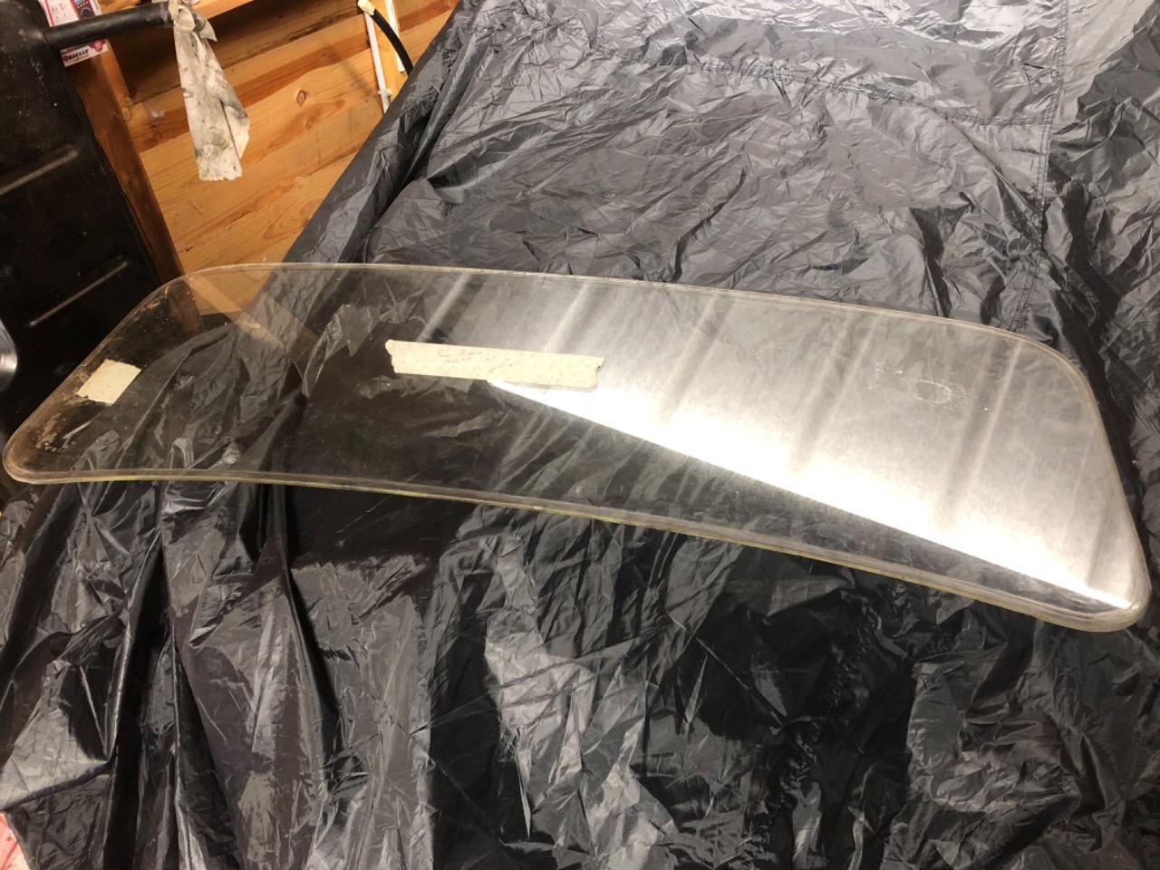 Pare-brise PEUGEOT 202 LesAnciennes.com