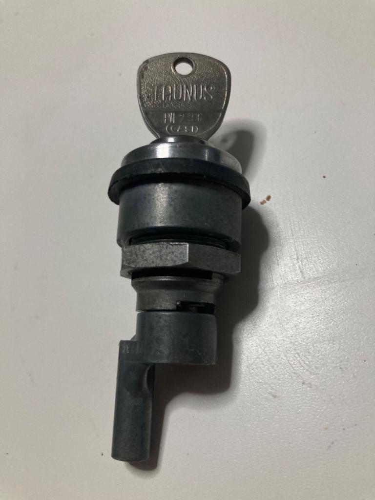 Barillet FORD 17 M Taunus LesAnciennes.com