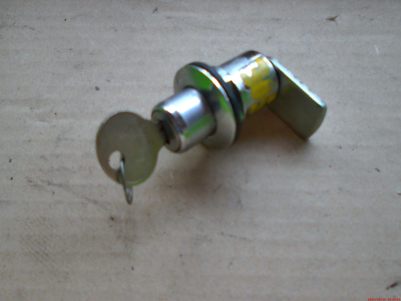 Serrure PEUGEOT 305 LesAnciennes.com