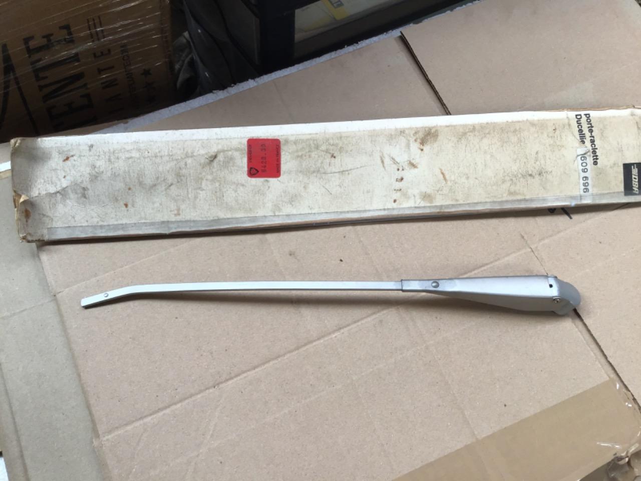 BRAS D’ESSUIE GLACE NEUF PEUGEOT 504 LesAnciennes.com