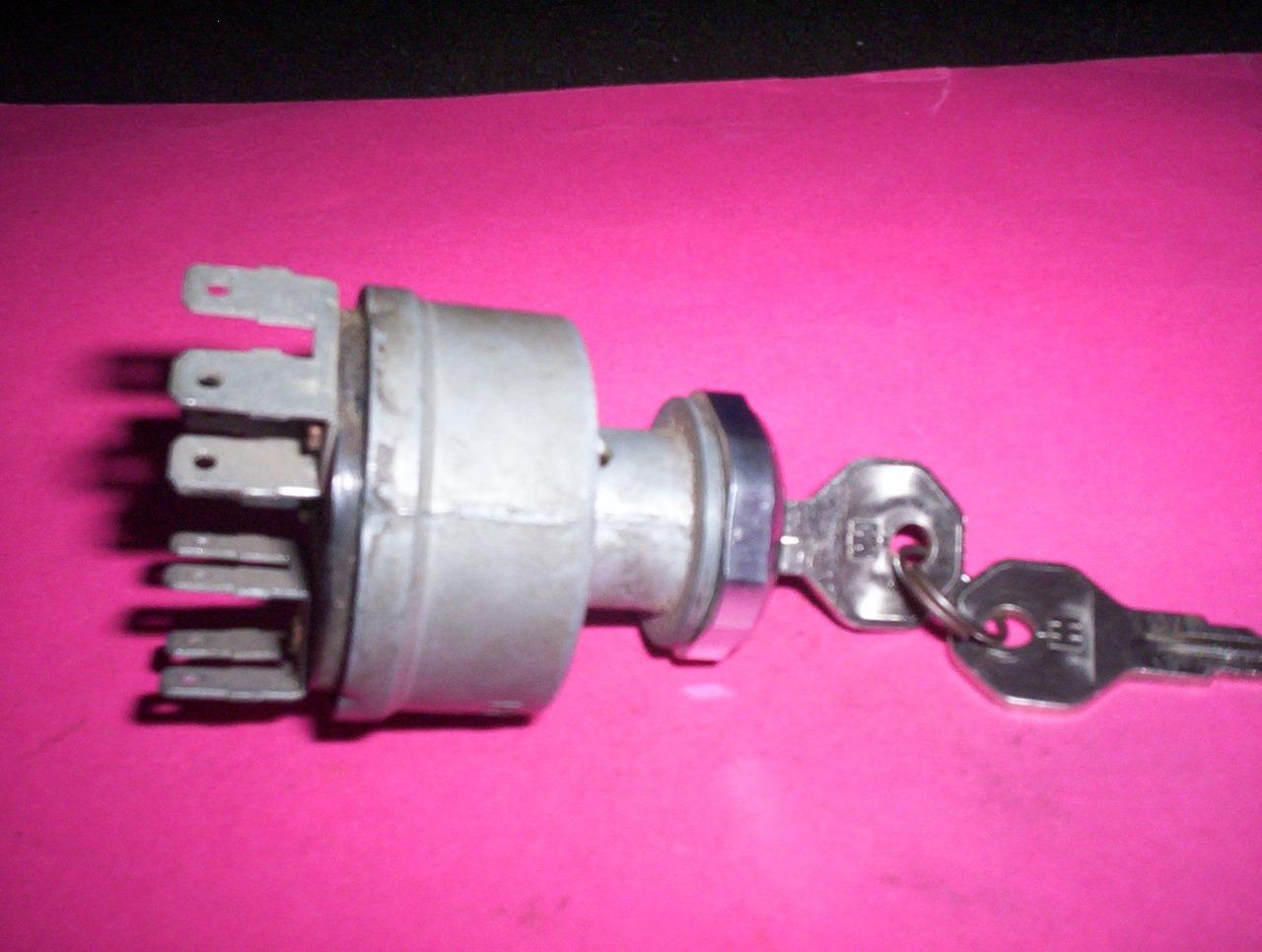 Tracteur McCormick contacteur avec 2 clés LesAnciennes.com