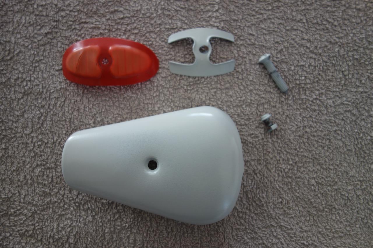 Capuchon et cabochon feux arrière PEUGEOT LesAnciennes.com