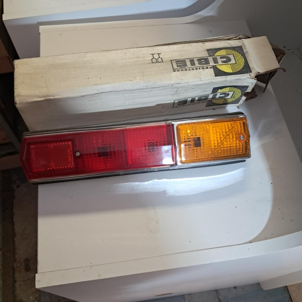 Feux arriere droit SIMCA 1100 neuf LesAnciennes.com