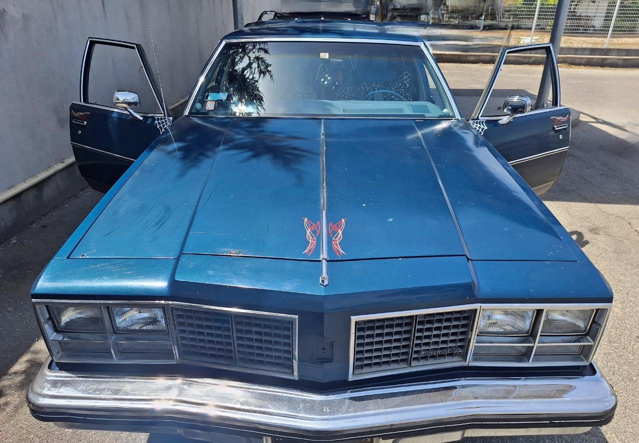 OLDSMOBILE Custom Cruiser Brougham - 1979 LesAnciennes.com
