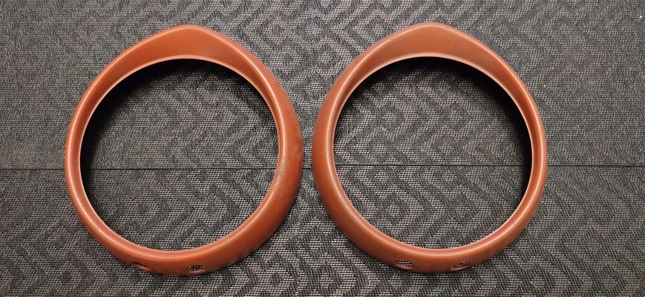 Cerclages de phares peints PEUGEOT 404 LesAnciennes.com