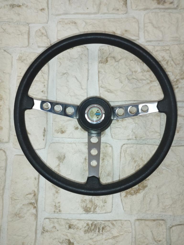 Volant RENAULT 8 (R8) G LesAnciennes.com