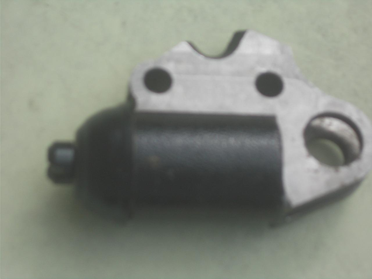 CYLINDRE FREIN BAS ROUE AVANT DROITE TRACTION 15/6 LesAnciennes.com