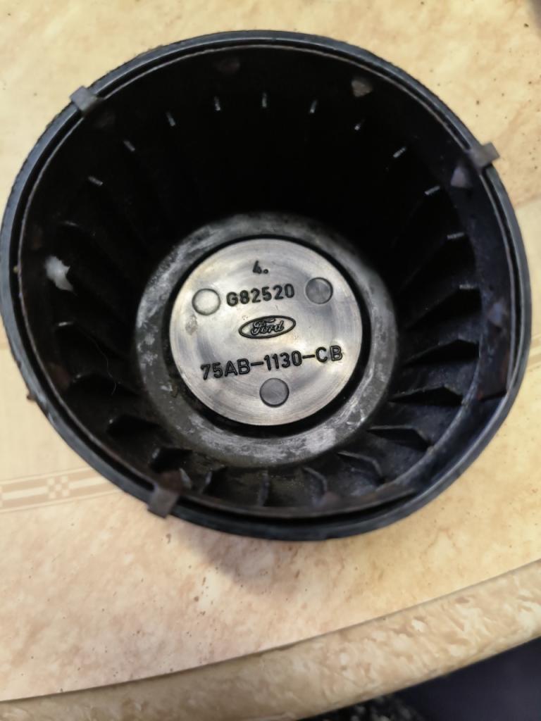 Ford Centre de volant Réf. 75AB-1130-CB LesAnciennes.com
