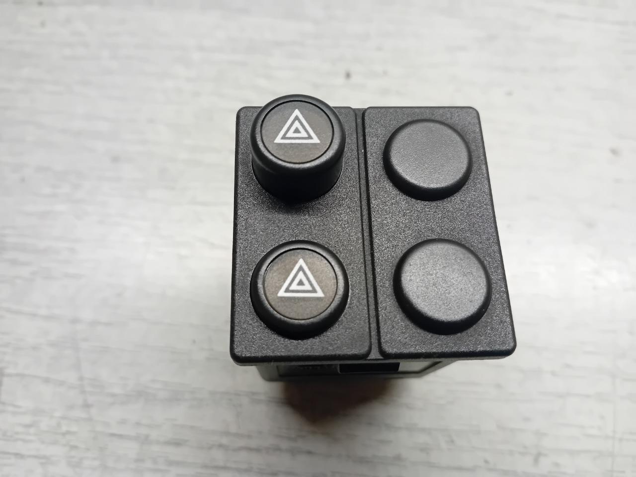 0864 INTERRUPTEUR WARNING FEUX DE DETRESSE ALFA 33 LesAnciennes.com