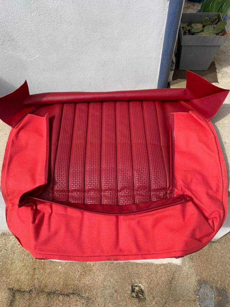 Assise siège AV Skaï Rouge Peugeot 204 LesAnciennes.com