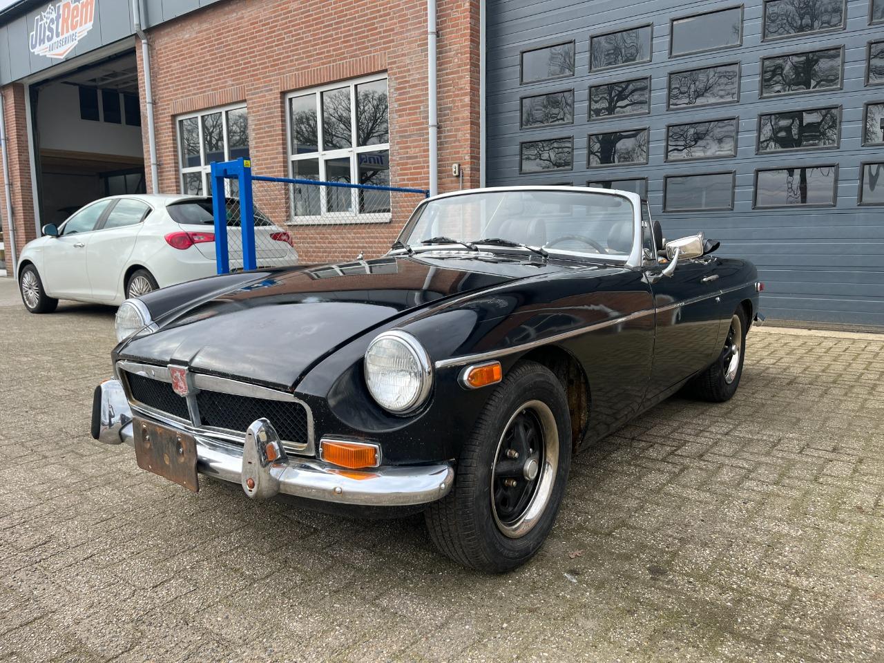 MG MGB roadster - 1973 LesAnciennes.com